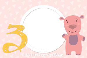 Hipopótamo rosa, número 3 amarelo, moldura circular, fundo rosa triângulos.