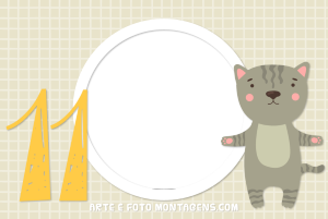 Gatinho cinza, número 11 amarelo, moldura circular, fundo bege grade.