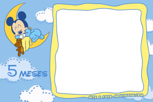 Mickey bebê dormindo lua, ursinho, texto '5 MESES', moldura amarela irregular, fundo azul nuvens.