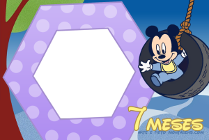 Mickey bebê balanço pneu, texto '7 MESES', moldura hexagonal lilás, fundo azul.