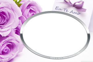 Flores lilás, bilhete com 'Eu Te Amo', moldura oval prateada, fundo branco.