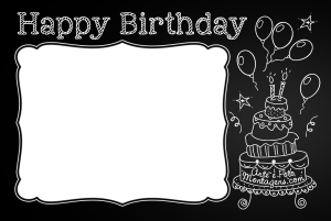 Escrita giz 'Happy Birthday', bolo, balões, fundo de quadro negro.