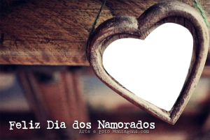 Coração de madeira rustico, frase 'feliz dia dos namorados'.