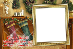 Lareira Natal, meias, luzes, moldura retangular, fundo sala decorada.