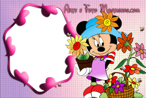 Minnie Mouse jardineira, vaso e cesta com flores, moldura pink orgânica, fundo rosa com textura.