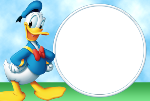 Pato Donald, fundo grama verde e céu azul, moldura branca fina redonda.