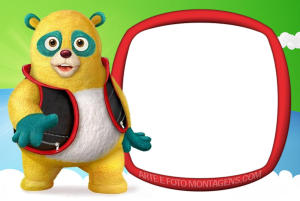 Urso Agente Especial Oso sorrindo, moldura vermelha, fundo céu azul e verde.
