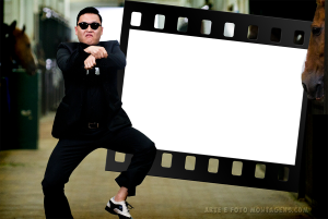 Cantor Psy dança Gangnam Style, terno preto, moldura preta formato rolo filme, cenário estábulo.