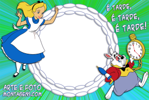 Alice e Coelho Branco (animação Disney), moldura circular pérolas brancas, fundo verde azul, frase 'É TARDE'.