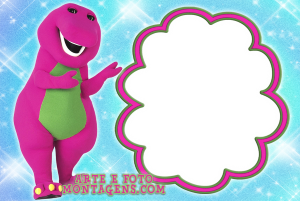 Dinossauro Barney roxo sorrindo, moldura rosa e verde formato flor, fundo azul brilhante.