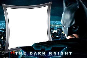 Batman Cavaleiro das Trevas, Gotham City noite, moldura formato escudo Batman metálico, título THE DARK KNIGHT.