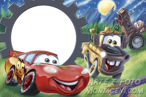 Relâmpago McQueen e Mate Carros Disney, noite montanhas, moldura cinza formato engrenagem.