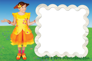 Menina vestido amarelo laranja (Clarilu Hi-5), moldura branca papel amassado, fundo campo céu.