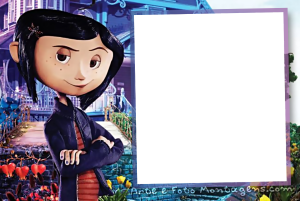 Coraline Jones braços cruzados, casa rosa, moldura retangular branca borda lilás inclinada.