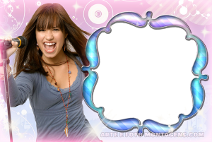 Demi Lovato Camp Rock cantando, microfone, moldura preta formato orgânico bordas azuis roxas, fundo rosa brilhos.