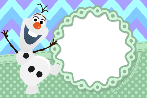Olaf Frozen sorrindo acenando, moldura verde clara ondulada, fundo chevron azul lilás poá verde.