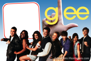 Elenco Glee, logo 'glee' mão 'L', moldura retangular branca borda vermelha, fundo céu azul.