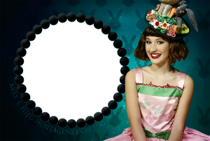 Menina vestido rosa, chapéu coelhos cenouras, moldura circular azul escura borda pérolas, fundo azul silhuetas coelhos.
