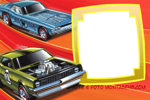 Dois carros Hot Wheels clássicos, pistas laranjas, moldura quadrada amarela irregular.
