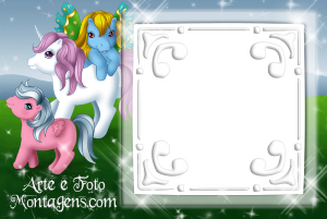 Pôneis clássicos My Little Pony (unicórnio, pônei terrestre, pégaso), moldura quadrada branca cantos ornamentados, fundo paisagem brilhos.