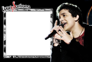 Cantor Luan Santana, microfone, moldura textura água prateada, borda preta.