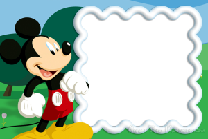 Mickey Mouse clássico andando, moldura azul clara bordas brancas onduladas, fundo parque árvores.
