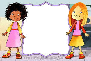 Meninas Milly e Molly, moldura roxa formato escudo, cenário rua.