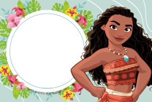 Moana sorrindo, colar pedra azul, moldura circular borda branca, fundo azul flores tropicais.