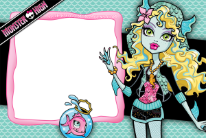 Lagoona Blue Monster High, peixinho Neptuna, moldura rosa irregular, fundo azul escamas.