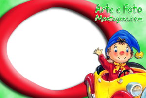 Noddy dirigindo carro amarelo, moldura oval preta padrão vermelho branco, fundo verde.
