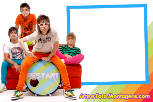 Banda Restart posando, moldura retangular azul linha branca, fundo listrado colorido.