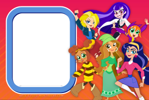 Grupo DC Super Hero Girls (Supergirl, Zatanna, Batgirl, etc.), poses ação, moldura azul formato escudo, fundo vermelho laranja.