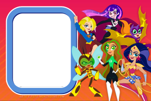 Outro grupo DC Super Hero Girls (Supergirl, Zatanna, Batgirl, Lanterna Verde, Mulher Maravilha, Abelha), poses ação, moldura azul formato escudo, fundo vermelho laranja.
