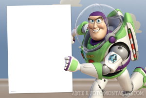 Buzz Lightyear (Toy Story) correndo, moldura retangular vertical branca inclinada, fundo quarto Andy.