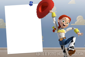 Jessie (Toy Story) acenando chapéu, moldura retangular vertical branca, fundo céu nuvens.