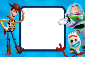 Woody, Buzz Lightyear, Garfinho (Toy Story), moldura azul escura cantos arredondados, fundo azul raios.