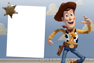 Woody (Toy Story) sorrindo, distintivo xerife, moldura retangular vertical branca, fundo céu nuvens.