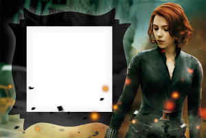 Viúva Negra Scarlett Johansson, cena ação, moldura preta formato escudo, fundo batalha.