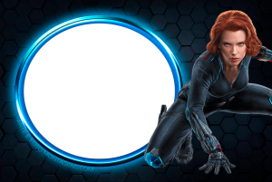 Viúva Negra Scarlett Johansson, pose ação, moldura circular branca borda azul brilhante, fundo preto hexágonos.